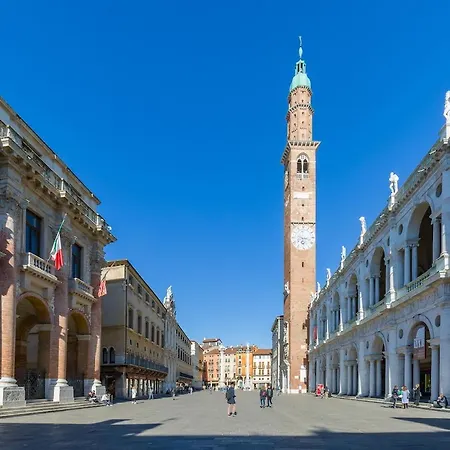 Le Colonne, Almost Inside The Basilica Palladiana